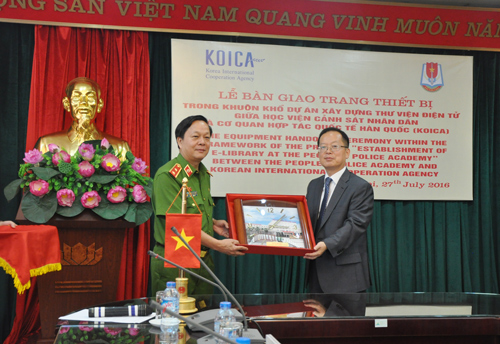 Học viện CSND tặng quà lưu niệm cho Văn phòng KOICA tại Việt Nam